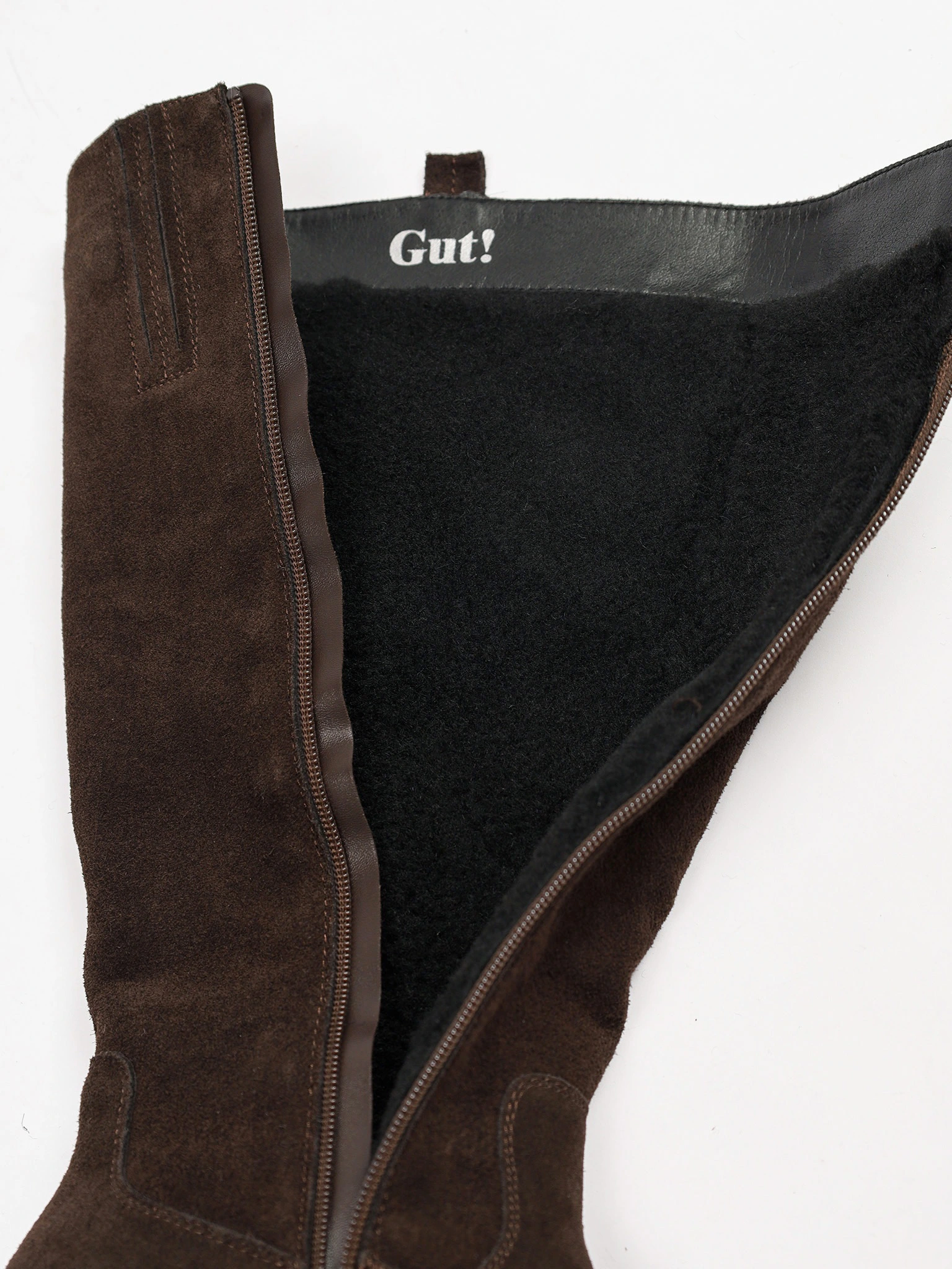 Сапоги коричневого цвета из натуральной замши на низком каблуке